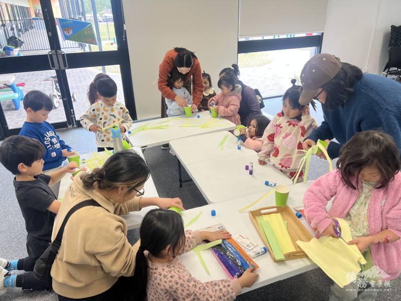 陳依蓮帶領親子進行「火龍舟」主題美勞創作