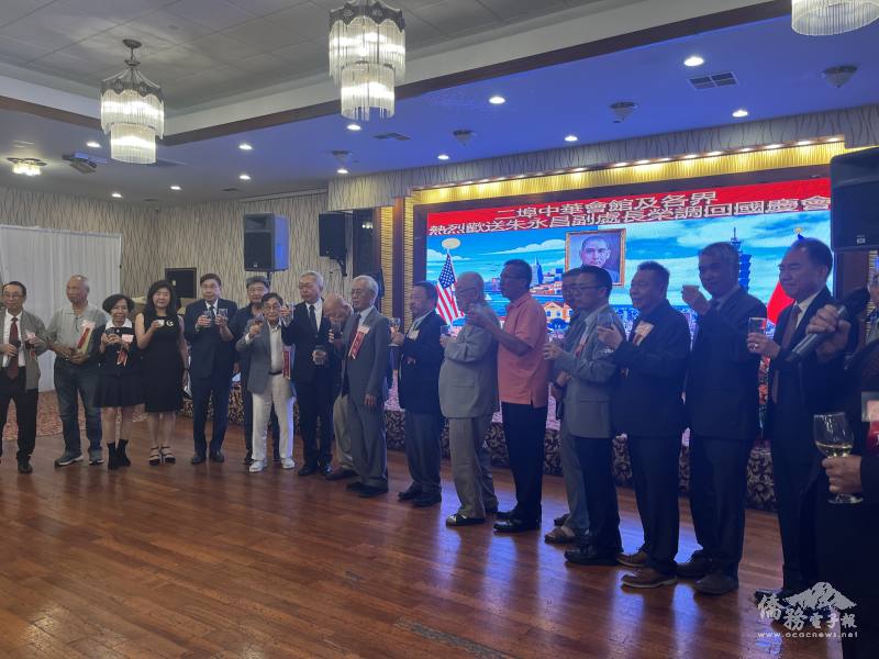 僑社代表與大家敬酒致意