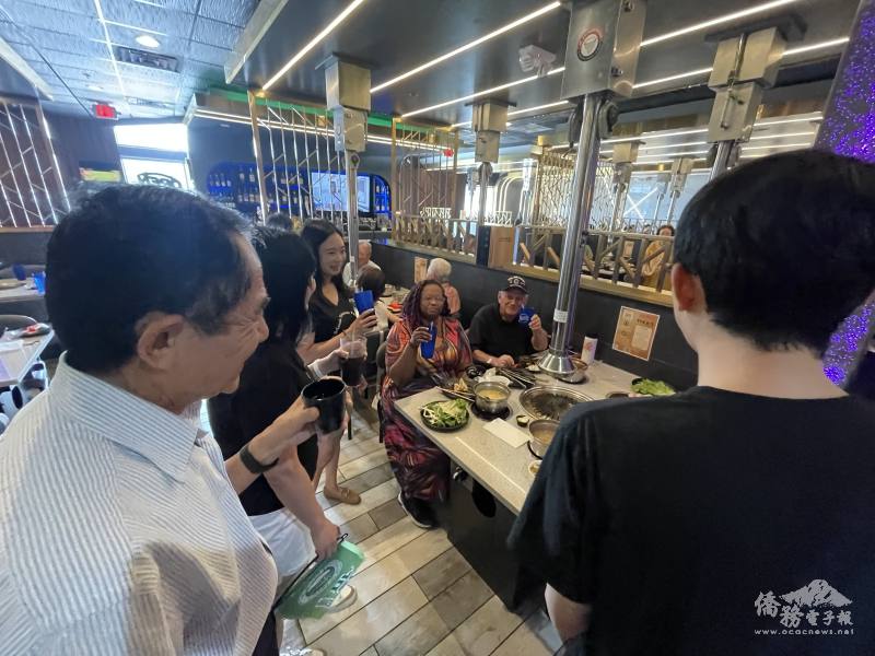 僑務諮詢委員王成章與同鄉會理事，向美國友人祝賀父親節與端午節安康