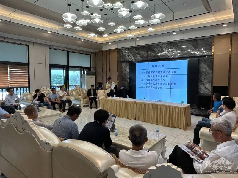 駐菲律賓代表處經濟組組長荀玉蓉於蘇比克灣臺商座談會中簡報菲律賓近期政治及經濟情勢，並就投資環境、產業發展趨勢及經貿議題與與會臺商進行交流