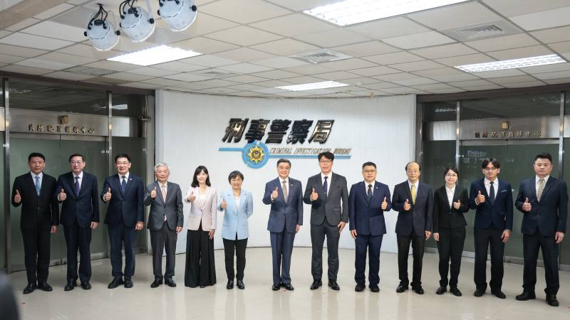 行政院長卓榮泰出席「115年主題式打詐－淨流專案」查緝成果記者會