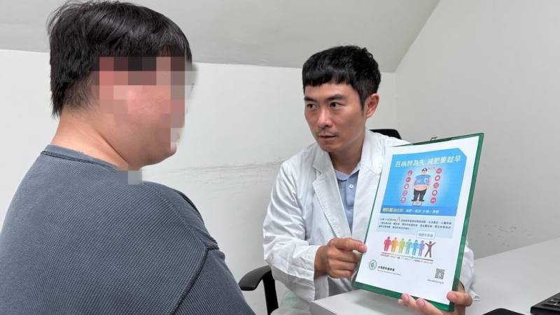 亞洲大學附屬醫院豐中分院家庭醫學科主任葉信甫（右）提醒，民眾應健康減重，千萬別迷信單一減肥方式。（民眾提供）