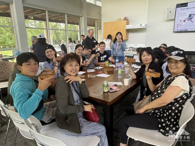 文化教師賴芳敏帶領「斜張橋珠寶盒」文化體驗活動，吸引許多民眾參與