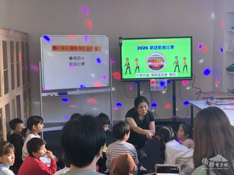 澳洲東方文化學校老師蔡儀璇鼓勵同學表現自信