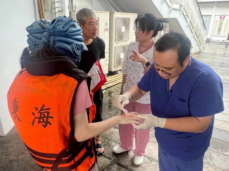 暑假旅遊旺季將到，花蓮縣衛生局攜手衛生福利部花蓮醫院持續推動秀姑巒溪水域「行動緊急醫療服務」，泛舟醫療站23日啟動，至9月10日止，提供外傷處置、緊急救護、急性症狀評估及藥物治療等服務。（花蓮縣衛生局提供）