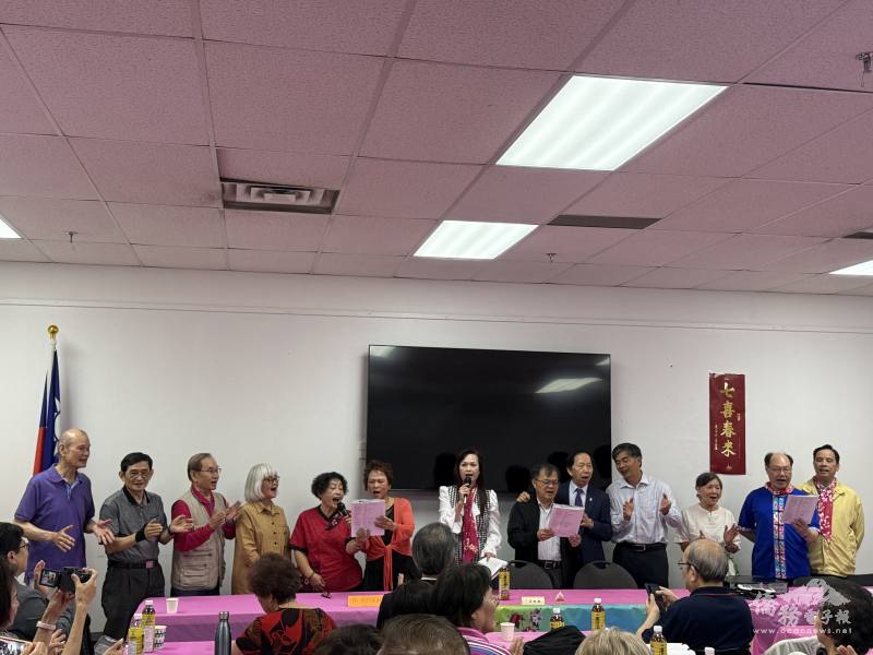 僑務促進委員徐紫彤偕同歷屆會長及全體會員齊唱同鄉會會歌〈客家本色〉