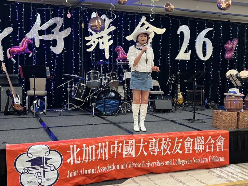 北加州大專校聯會會長馬蒨君致詞歡迎與會校友