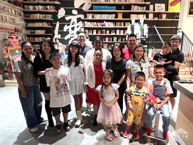 紐澤西英華國際學校 (YingHua International School) 家長與學生到場觀摩演唱會