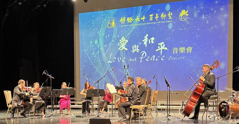 溫哥華佛光山首度舉辦大型音樂會，溫哥華交響樂團 （Vancouver Symphony Orchestra）用西方弦樂詮釋東方佛法，透過現代音樂語彙的詮釋，讓佛法不再只是殿堂上的梵唄，而是人人皆能哼唱的歌曲。