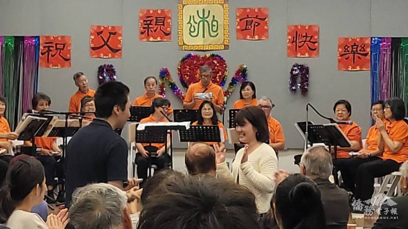 橙縣文教中心主任蕭蓓如向長輩們致意