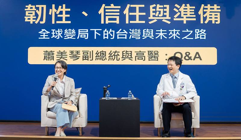 副總統與現場醫護同仁進行座談，針對大家關注的各項議題逐一回應，現場氣氛輕鬆愉快