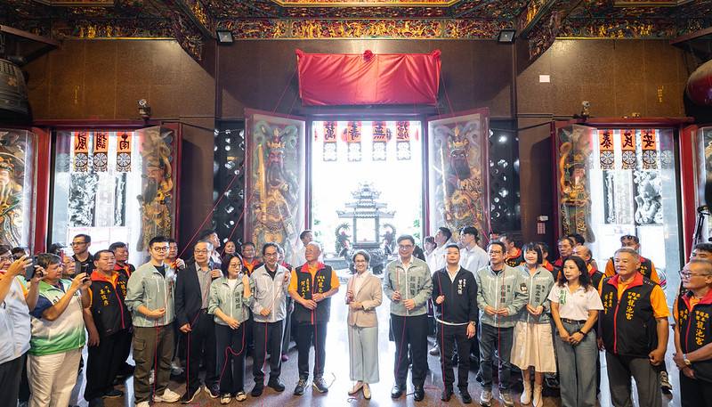蕭美琴副總統23日下午前往高雄本館龍池宮參拜祈福，祈求保佑臺灣風調雨順、國泰民安