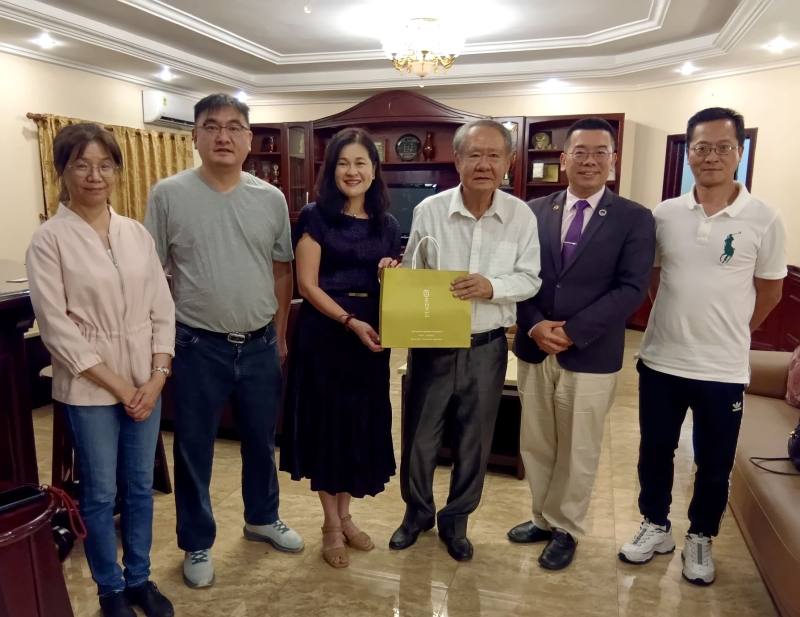 我駐處此次端午節訪晤，劉翼平代表委由配偶陳之華女士代轉贈精緻茶禮予周森林會長，以感謝對服務迦納僑界的貢獻
