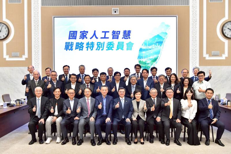 行政院長卓榮泰主持國家人工智慧戰略特別委員會議首次會議