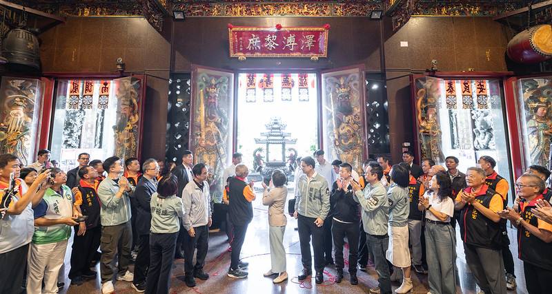 副總與現場貴賓共同進行揭匾儀式