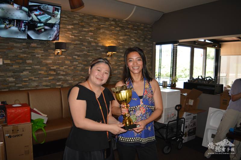 唐鑄千頒發「Best Paddler Award」予 Jessica Du