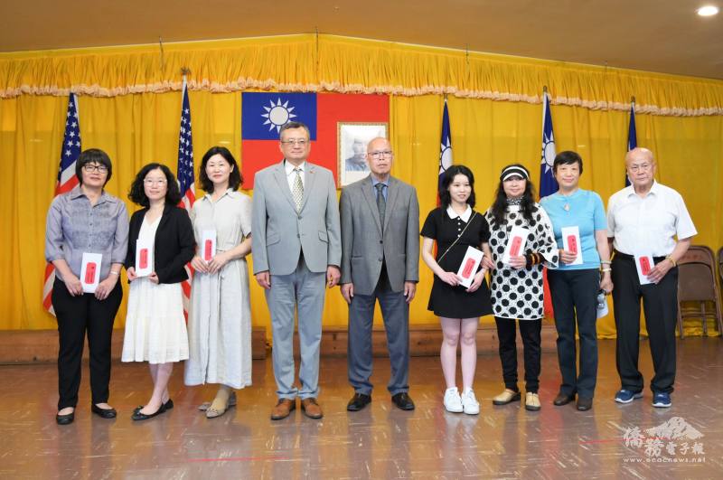陳偉聖及類延峰頒發教師獎金合影