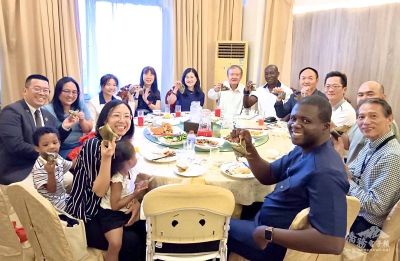 迦納台灣商會舉辦端午節聯歡餐會，並致贈鹹、甜口味粽子，氣氛歡欣融洽。