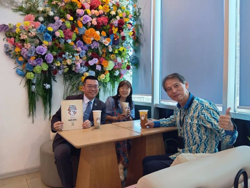 黃經智（右）、黃湘文（中）經營、今年2月開幕之HELLO BOBO珍珠奶茶複合式餐飲店，室內裝潢色彩繽紛，吸引迦納網紅打卡消費