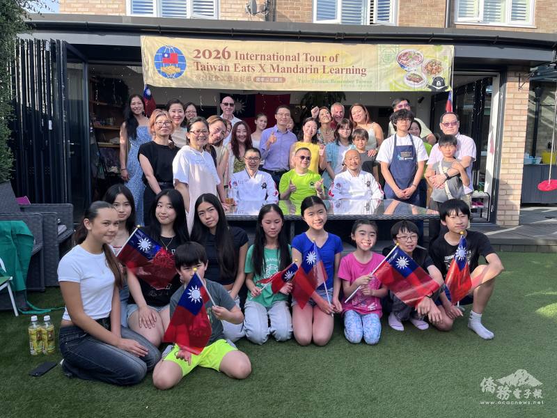 桃園喜來登酒店廚藝總監李佳其、領班廖泰竣與僑青親子合影