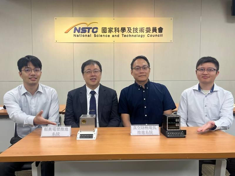 國科會24日舉辦研究成果記者會，國立成功大學航空太空工程學系特聘教授李約亨（右2）率領ZAP LAB研究團隊，奠基於「真空陰極電弧推進器（VCAT）」與「脈衝式電漿推進器（PPT）」雛型技術，成功研發「真空電弧誘發脈衝電漿推進器（VAI-PPT）」。