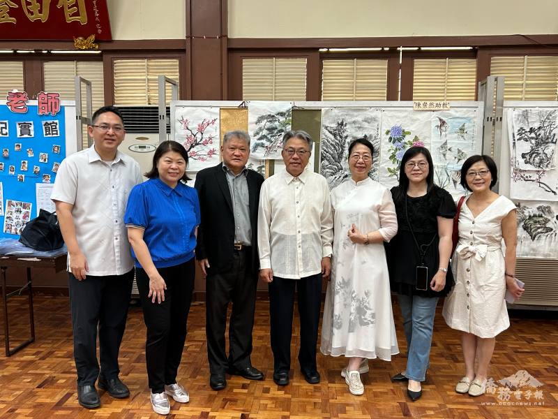 與會貴賓參觀國畫班成果展，欣賞學員創作作品，肯定教師蔡淑貞(右三)在國畫藝術學習上的指導