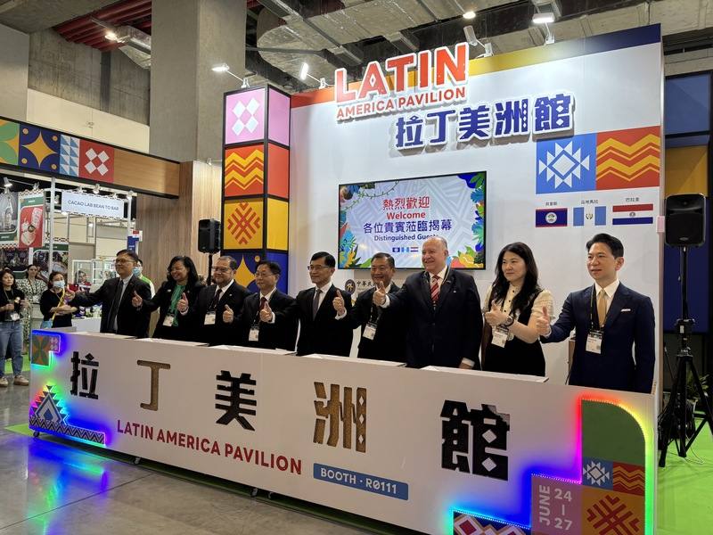 「2026台北國際食品展」登場，中美洲經貿辦事處攜手貝里斯、瓜地馬拉與巴拉圭24日為「拉丁美洲館」開幕，外交部常次葛葆萱（左4）出席與會。