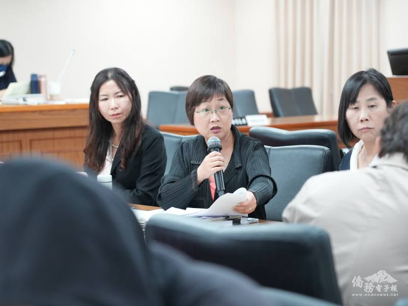 立法院審查115年度僑務委員會主管預算，僑委會委員長徐佳青（中）帶領各業務單位主管進行報告與說明