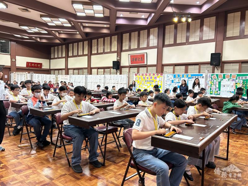 學生全神貫注應考，展現專注力與心算實力