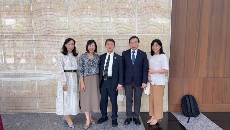 僑委會主任秘書榮幼娥(左2)、處長林季蓉(右1)與理事長羅鴻健(中)及秘書長馮彥國(右2)合影