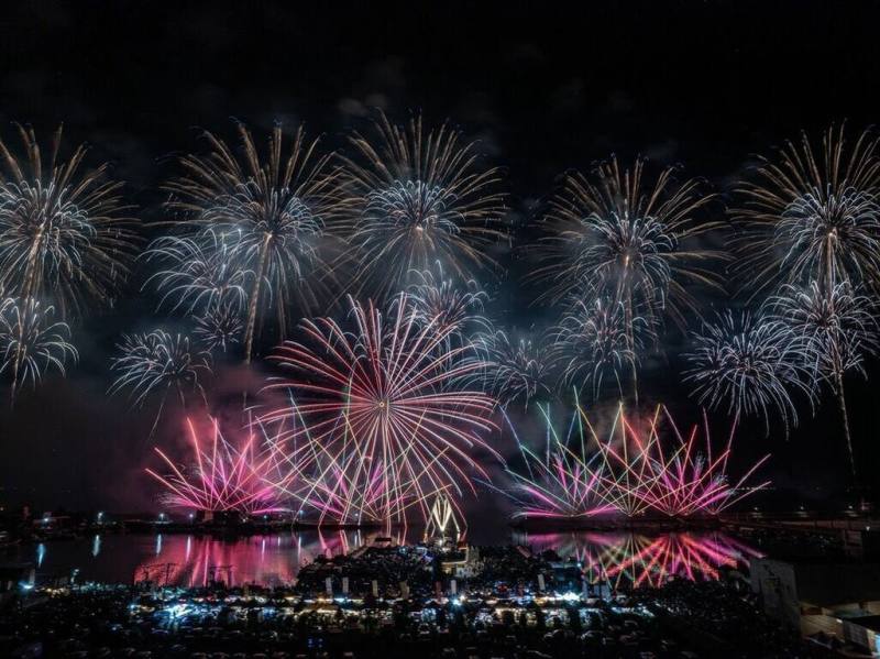 繼6月20日嘉義縣第40屆龍舟競賽系列活動施放480秒高空煙火（圖）後，7月26日東石海之夏活動，在同地點東石漁港要再度施放高空煙火，時間將達12分鐘。（東石鄉公所提供）