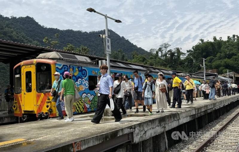 Passengers gather on a platform at Checheng Station on the Jiji railway line in Nantou County on Thursday. CNA photo June 25, 2026