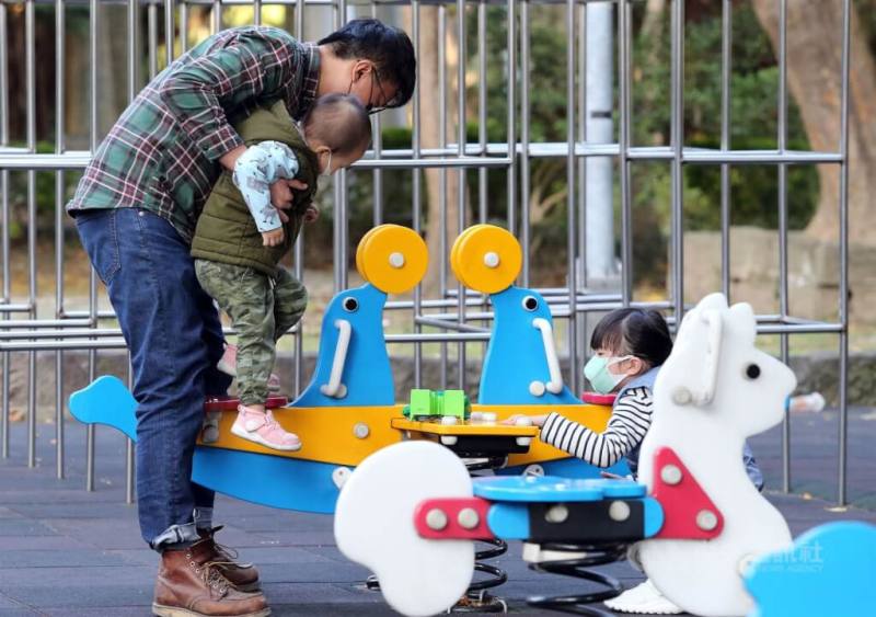 行政院宣布今年起未成年子女免稅額增加50%至新台幣15.15萬元，明年5月報稅即可適用。
