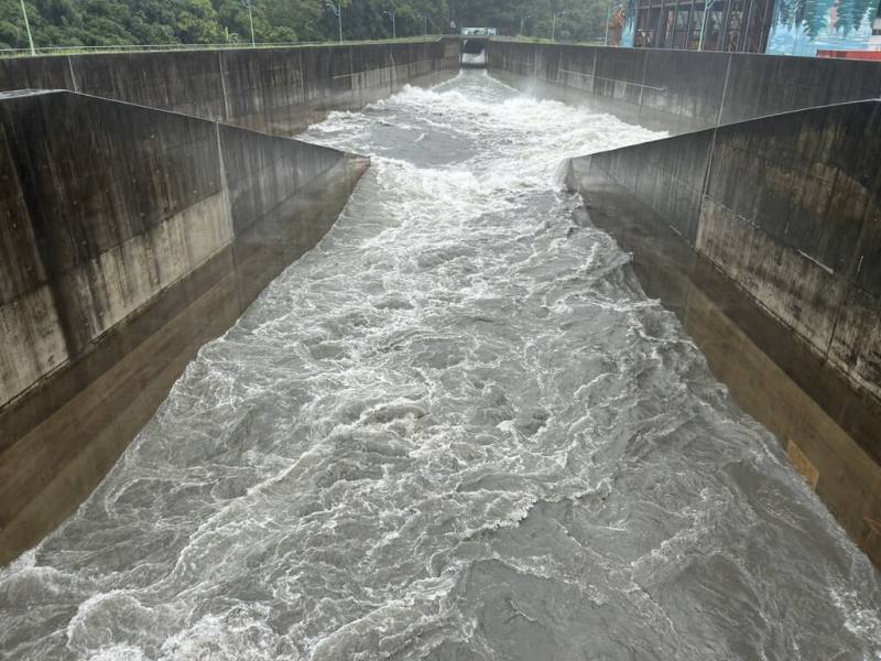 受颱風米克拉外圍環流及鋒面影響，桃園石門水庫集水區有明顯降雨，北水分署26日上午啟動阿姆坪防淤隧道放水沖淤作業。（北水分署提供）