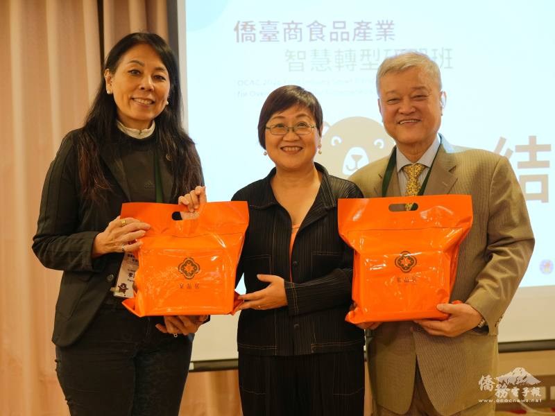 僑委會致贈研習班禮品，由學員長楊必誠及副學員長李欣芬代表領取
