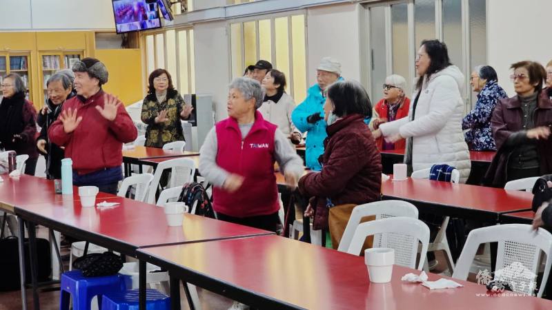 阿根廷臺灣基督長老教會附屬青松會長輩25日在寒冷冬日中，擺動身體律動，維護健康，駐阿根廷大使謝妙宏也與長輩一起互動，共同歡慶端午佳節