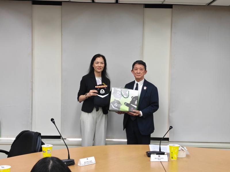 僑委會副陳處長柏琴致贈紀念品予橫濱中華學院理事長羅鴻健合影