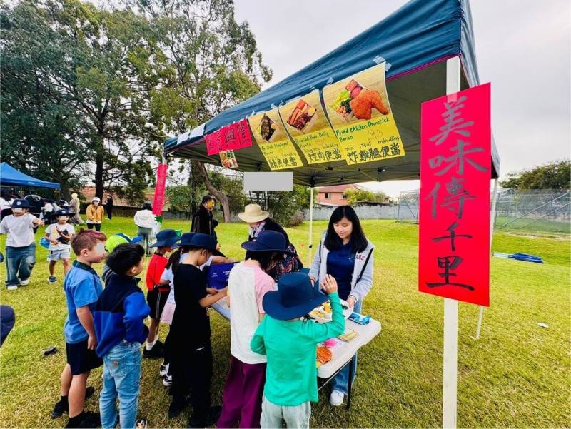 台灣「華語教學助理計畫」深入澳洲公立中學教育體系，每年都有來自台灣的華語文教學相關系所學生赴澳洲公立中小學擔任華語教學助理，提升澳洲學生對華語學習興趣與對台灣文化的認識。（駐澳大利亞代表處提供）