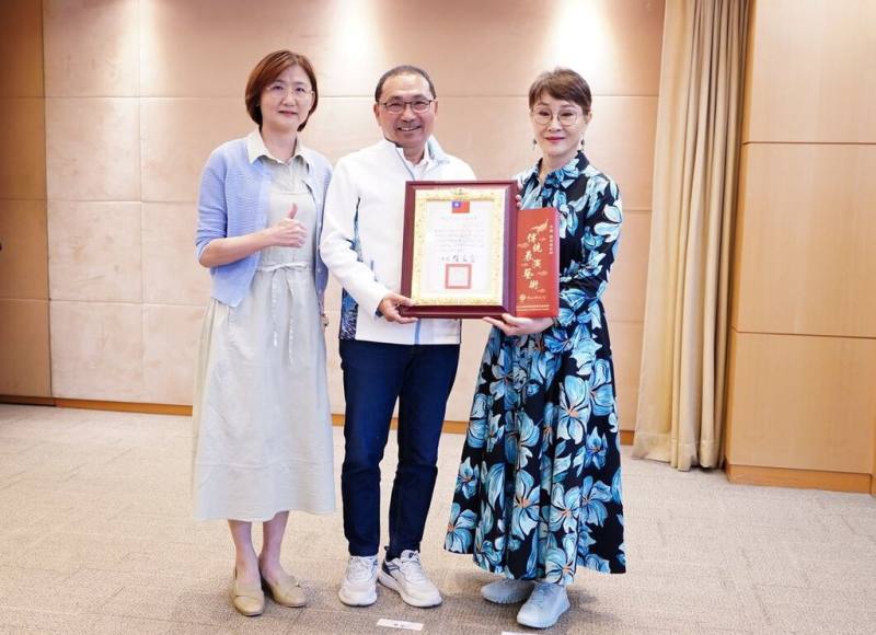 京劇藝師魏海敏（右）獲登錄為新北市傳統表演藝術「京劇」保存者，市長侯友宜（中）24日在市政會議頒發文化資產保存者證書及獎金，肯定其成就與貢獻。左為新北市文化局張䕒育。（新北市文化局提供）