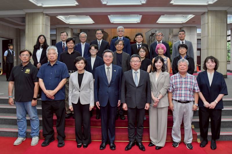行政院長卓榮泰主持行政院推動轉型正義會報第8次會議