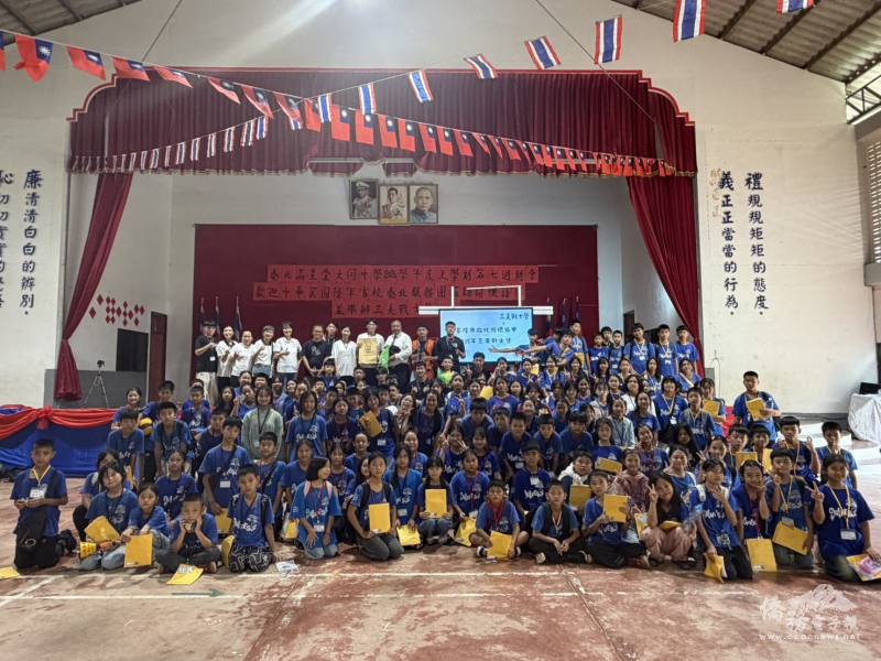 中華民國陸軍官校學生國際志工團隊於泰北滿星疊大同中學留影