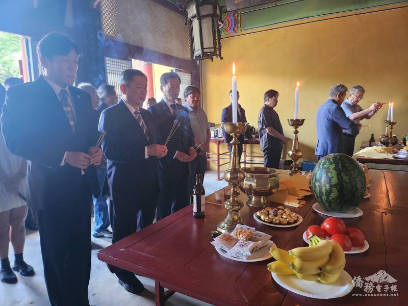 駐韓國代表處代表丘高偉（左2）進行主祭儀式