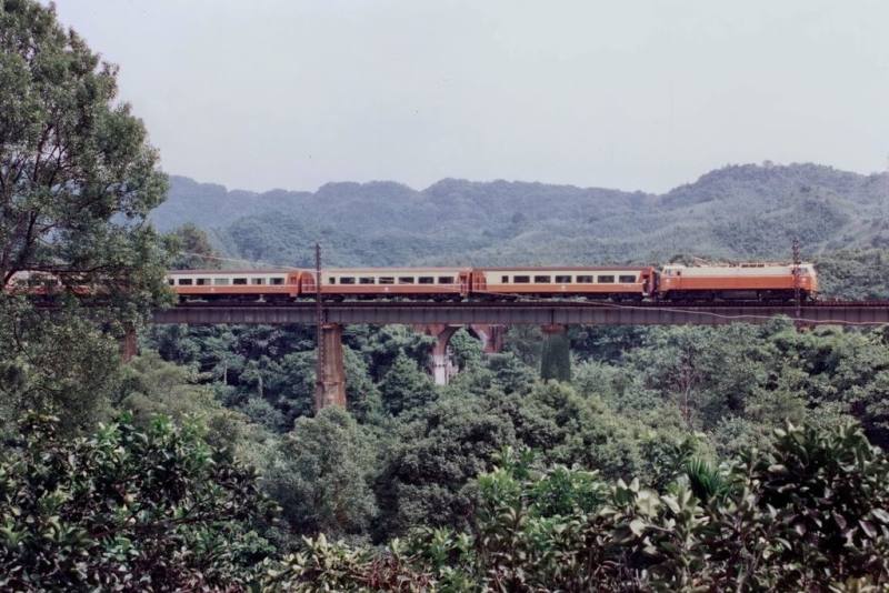 台鐵表示，莒光號最輝煌時期全線最多曾開行76列次。圖為1993年9月間電力機車牽引莒光號行駛在改線前的山線勝興至泰安之間的魚藤坪鐵橋，背景可見龍騰斷橋。（鄭銘彰提供）