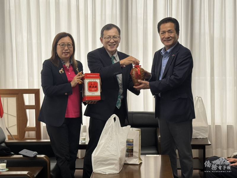 （左至右）台灣國際美食創新交流協會日本分會會長錢妙玲、駐日本代表處組長王清要、茨城縣小美玉市市長島田幸三