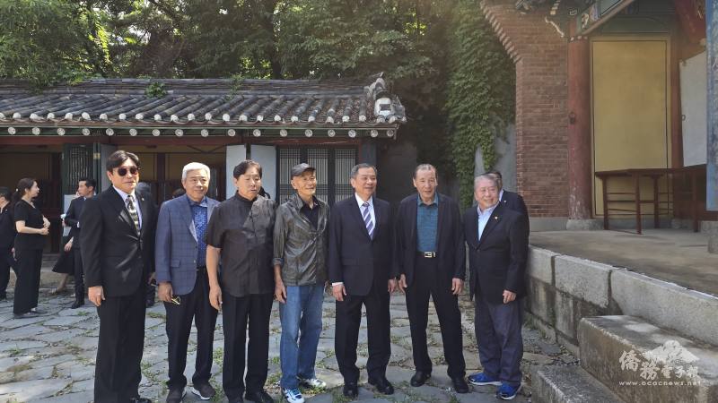 丘高偉（右3）與出席僑領合影