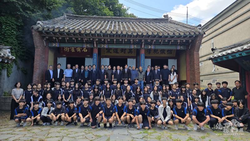 漢城華僑協會聯合當地僑界代表於「吳武壯公祠」舉行吳長慶將軍逝世141周年紀念儀式，圖爲現場合影