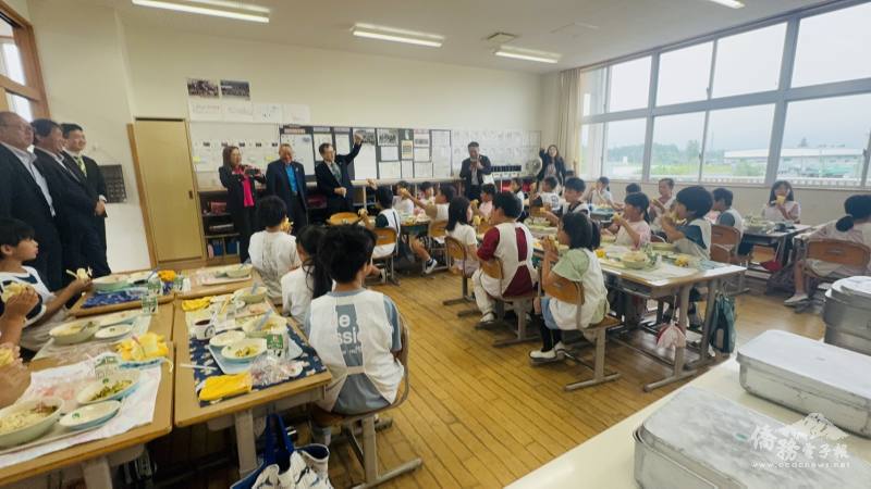 學生品嚐臺灣香蕉