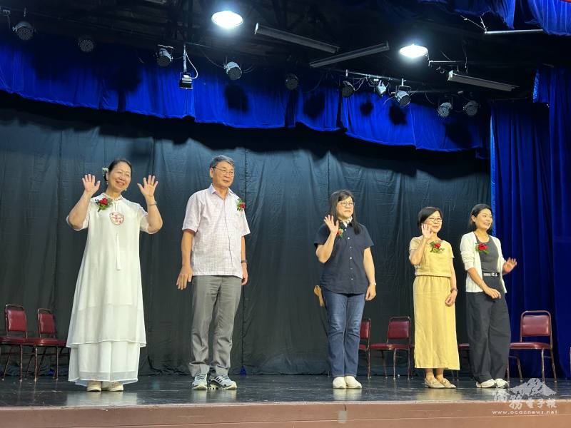 來自臺灣的國畫老師蔡淑貞(左1)、書法老師詹坤艋(左2)、珠心算老師陳惠容(右2)、語文老師蕭惠玲(中)及舞蹈老師張沁慧(右1)合影
