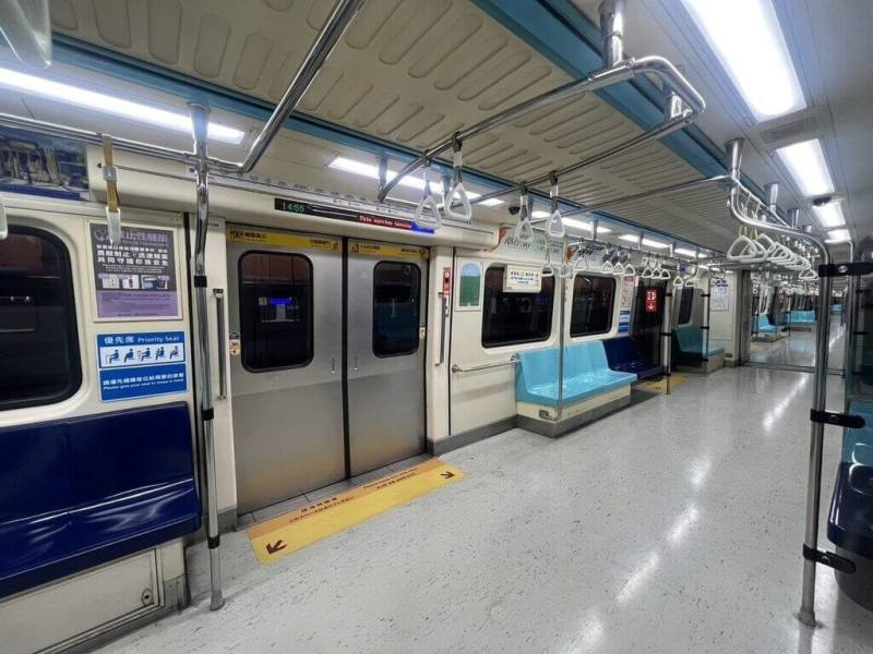 考量新北捷運三鶯線通車後將帶來人流，台北捷運公司26日表示，預計透過移除中央立柱、減少座椅數等改裝優化列車空間，以最大化列車運能。（台北捷運公司提供）