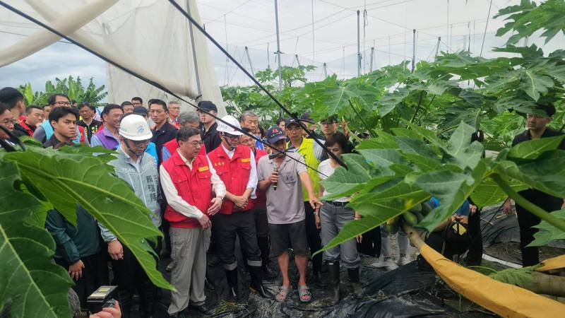 行政院長卓榮泰（前左2）27日到高雄市美濃區勘查木瓜豪雨災損情形，並傾聽在地農友心聲，他表示，中央與地方將全力協助農民復耕，絕對不會放棄「從簡、從優、從速」原則。